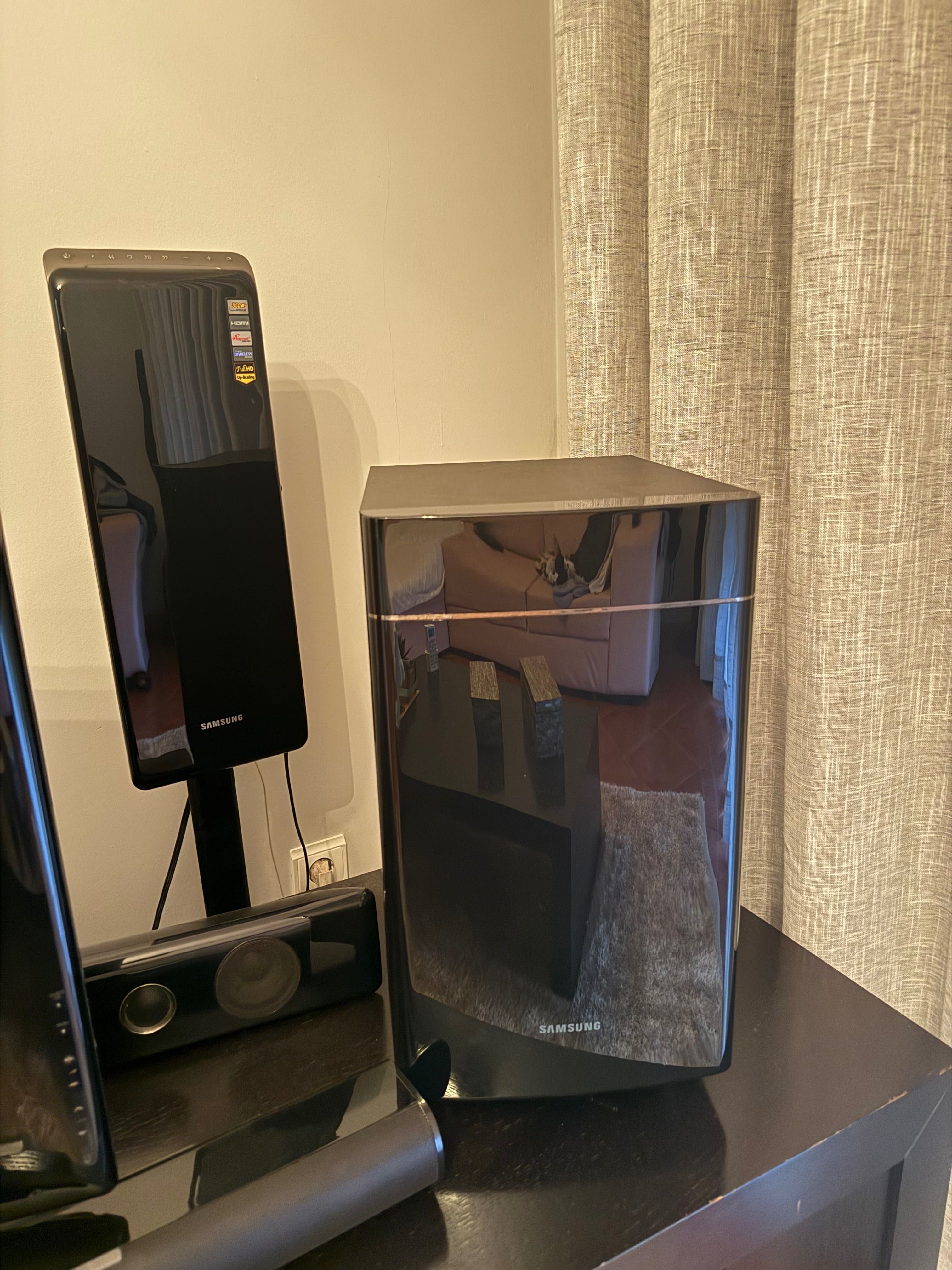 Televisão Samsung com sistema de som e leitor DVD
