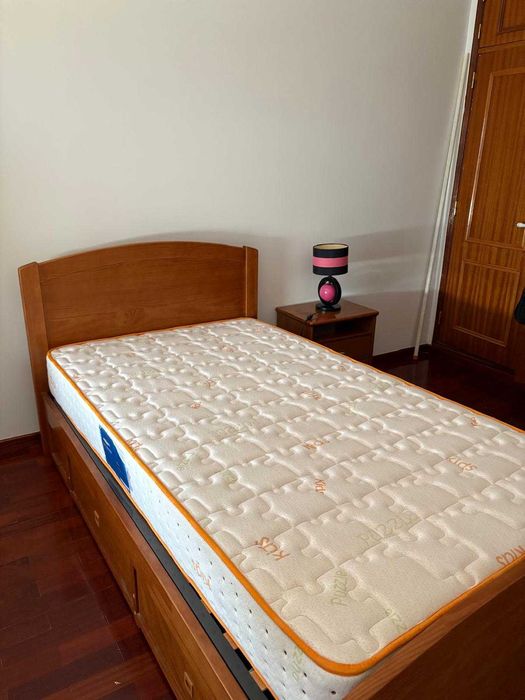 Quarto Completo c/ cama, mesinha, candeeiros, cómoda e cortinados