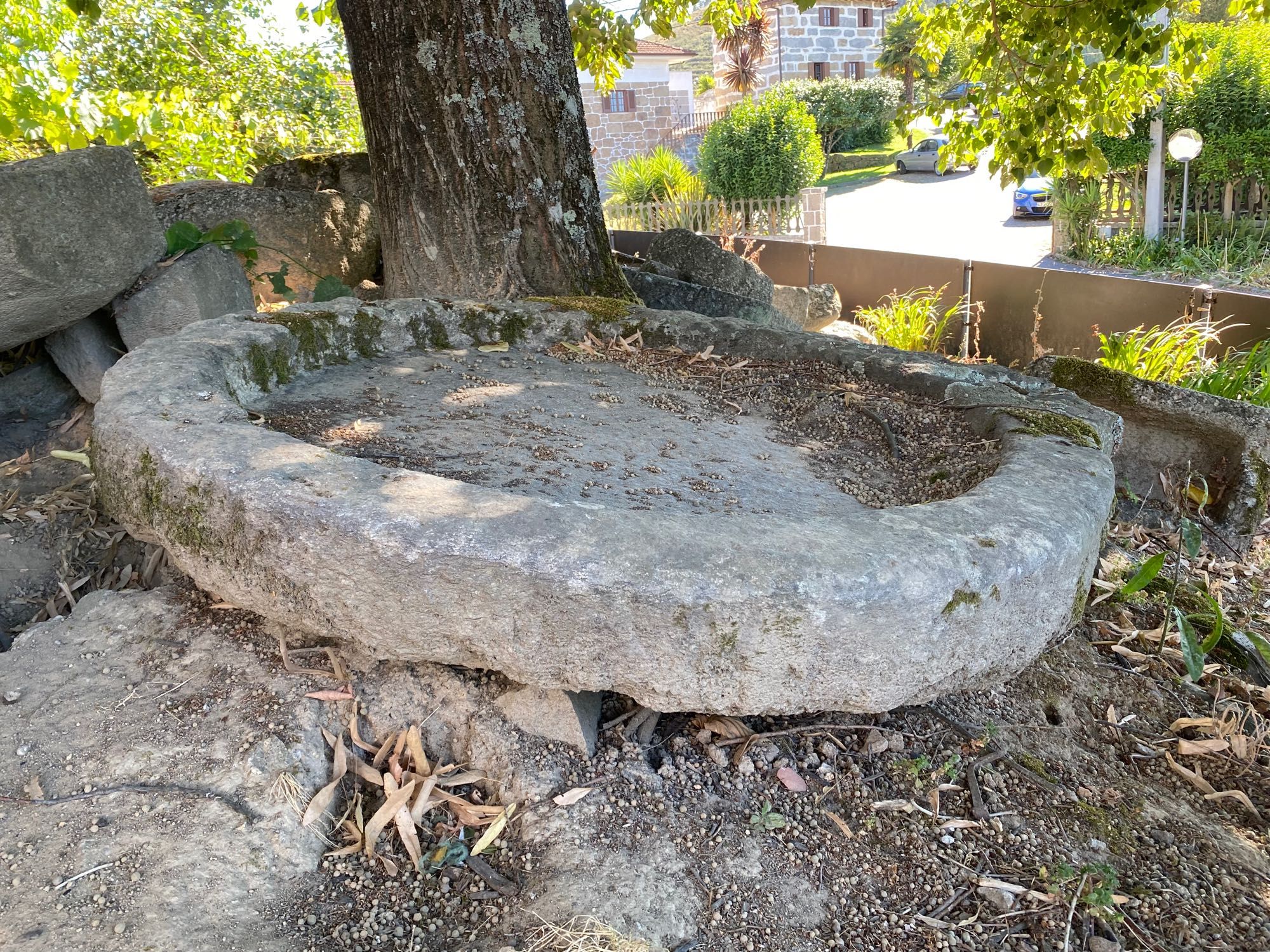 Pia em pedra de lagar com tamanho invulgar