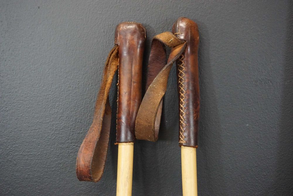 Zabytkowe drewniane narty z kijkami bambusowymi stare