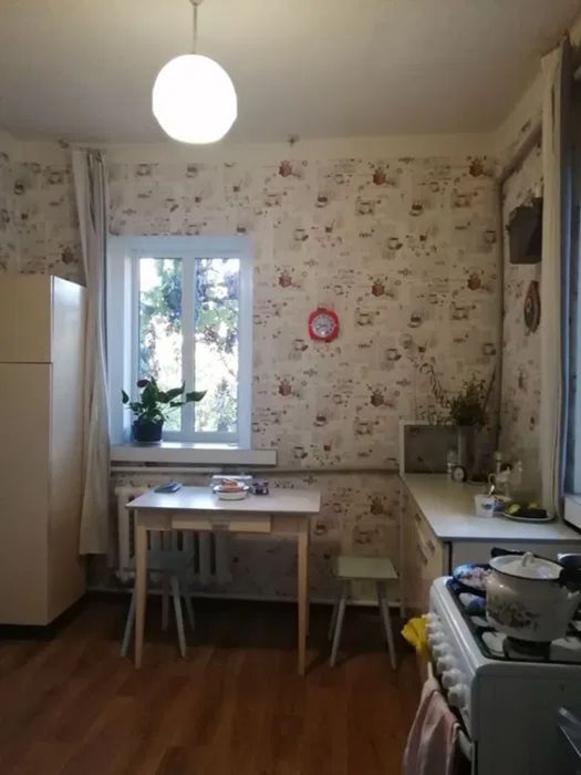 Продам будинок з ексклюзивною земельною ділянкою в центрі міста.