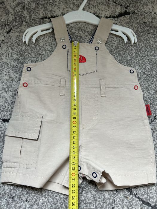 Spodenki dziecięce na szelkach r. 68 nowe