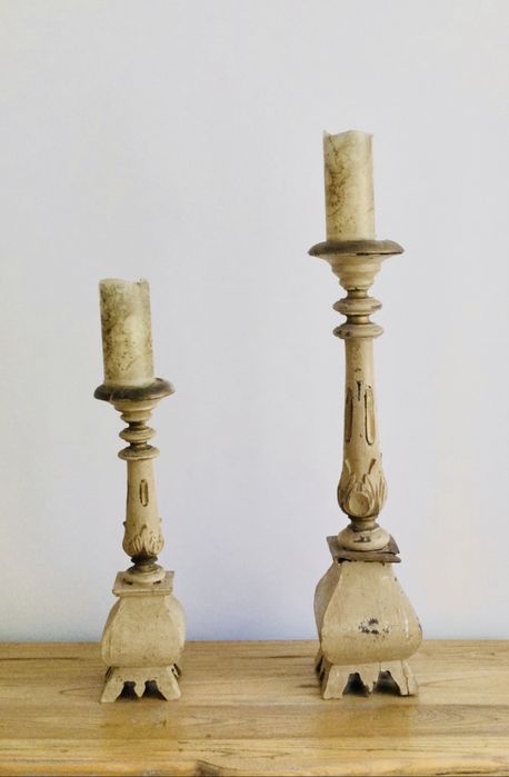 Castiçais grandes antigos  em madeira cor creme.