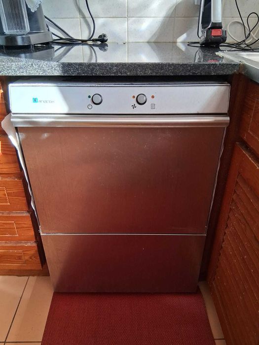 Máquina Lavar Profissional Cozinha - Copos, Talheres e loiça simples