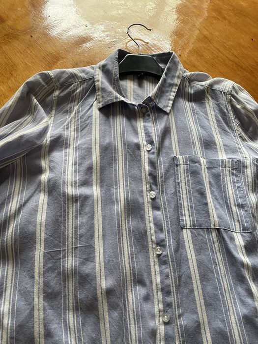 Camisa riscas azuis e brancas