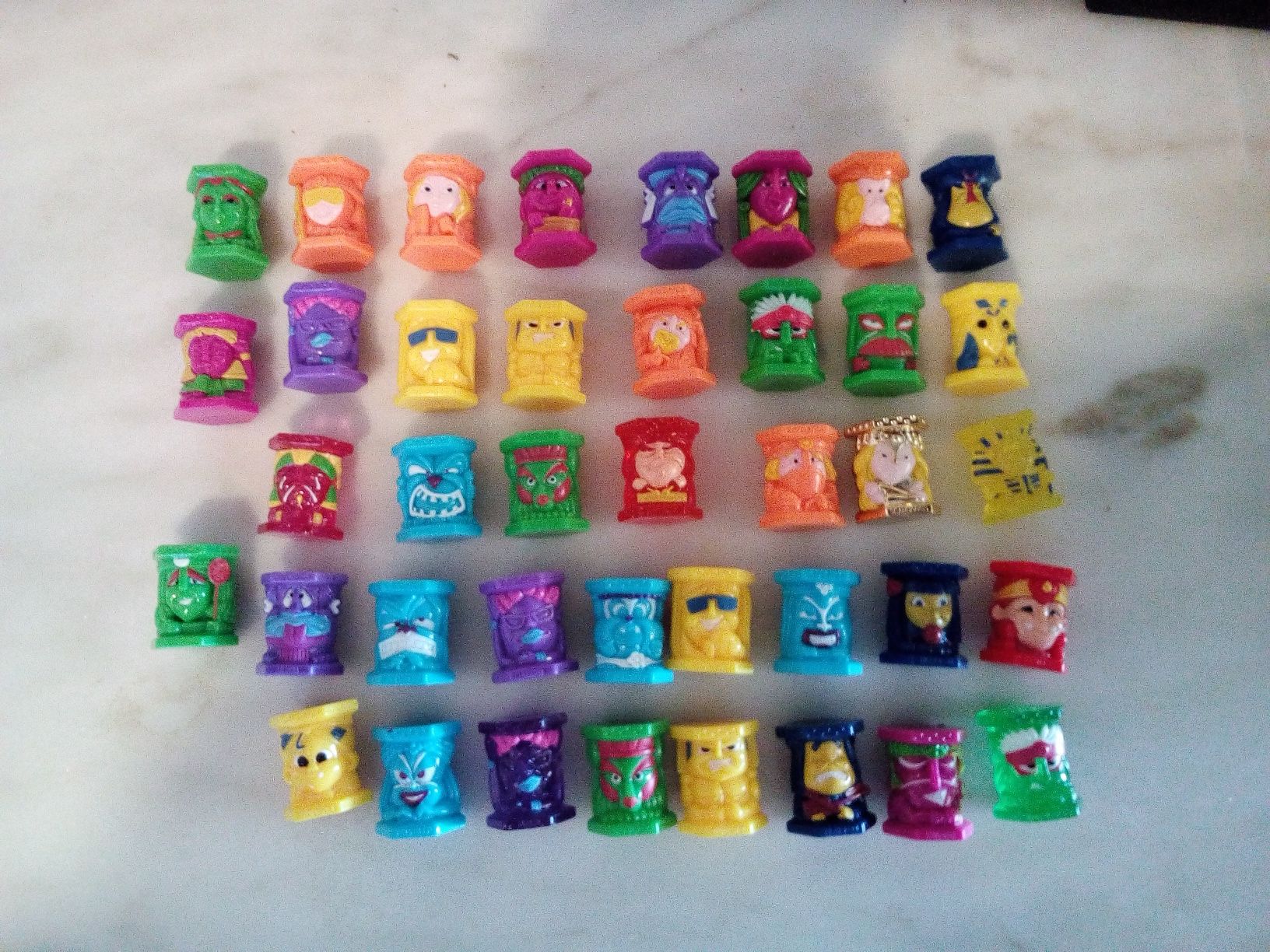 Conjunto de 40 Bonecos Abatons Diversos