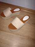 Buty klapki na koturnie