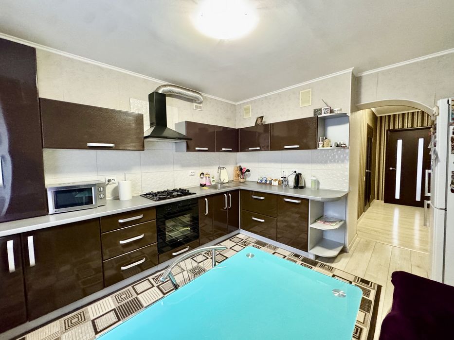 Продаж 2к квартири 65 кв. м на вул. Миколаївська 6