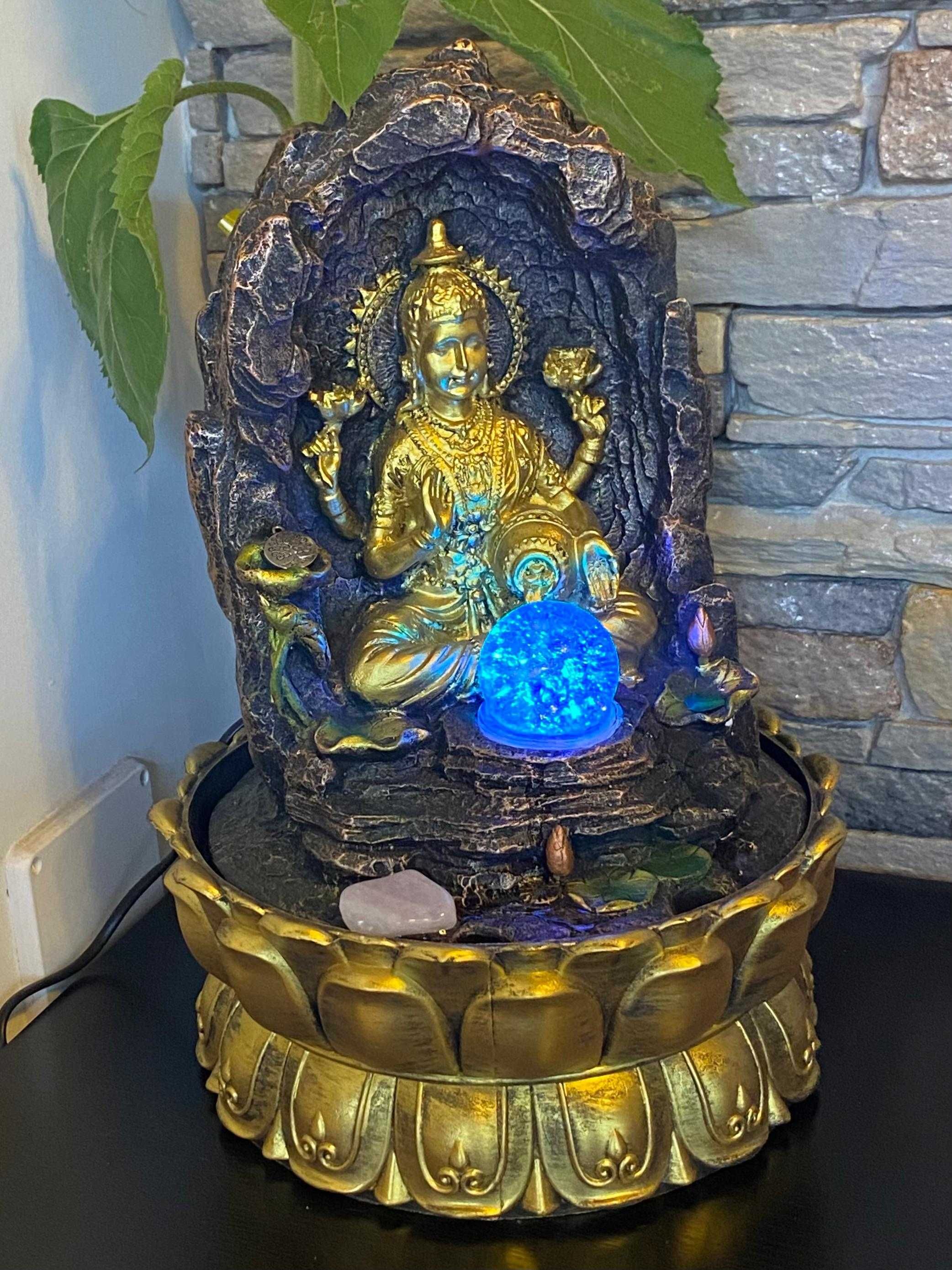 Fonte de Água Decorativa – Deusa Lakshmi com Luz e Esfera de Vidro