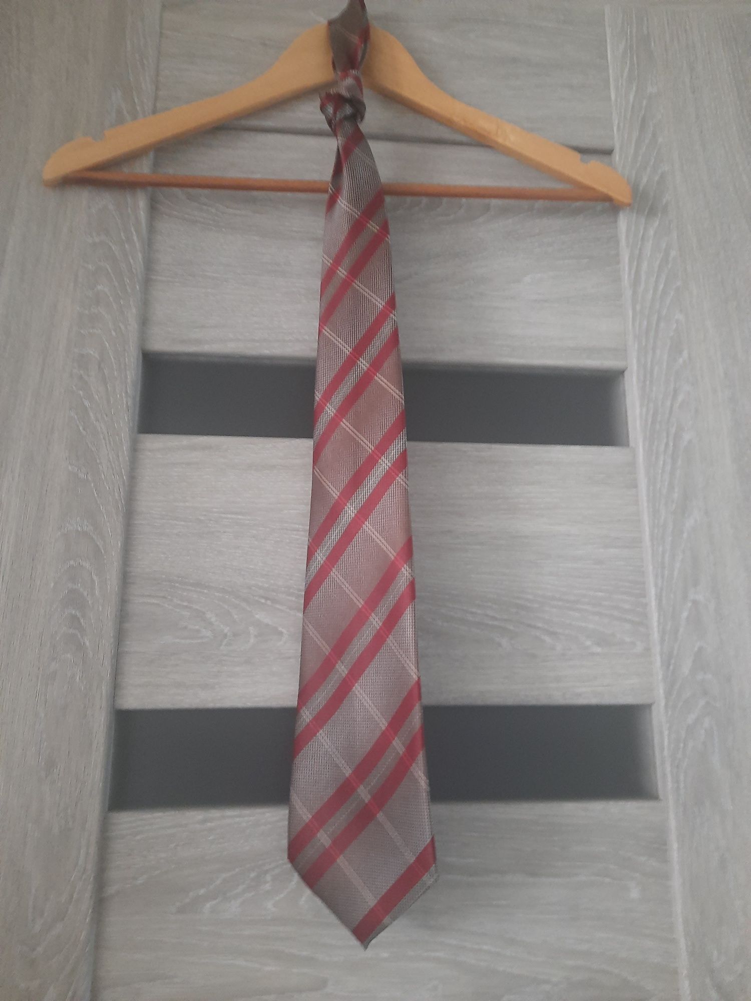 brązowy krawat męski w paski
