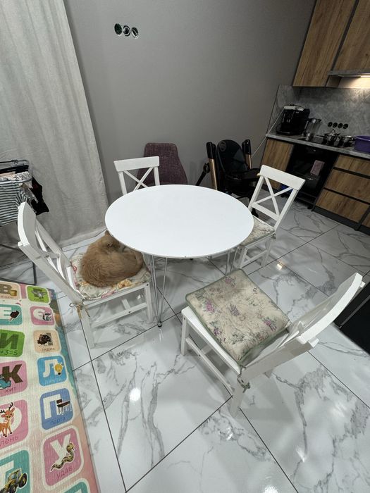 Продам стіл зі стільцями