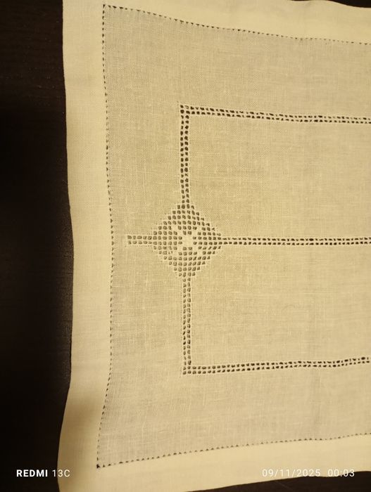 Caminho de mesa bordado