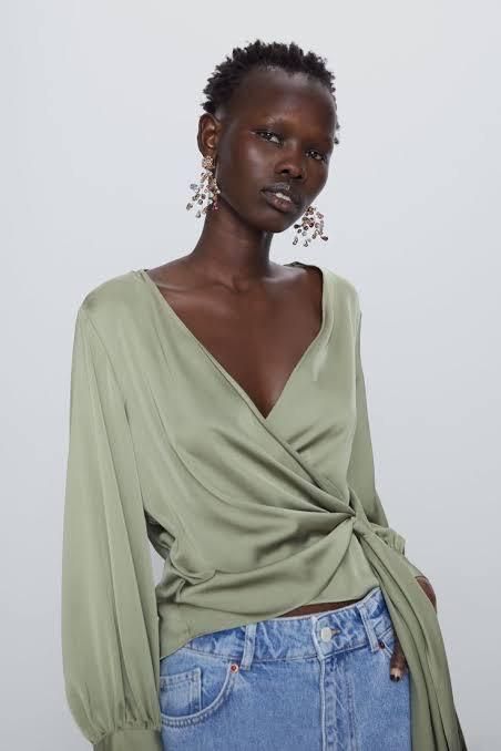 Blusa acetinada verde ZARA