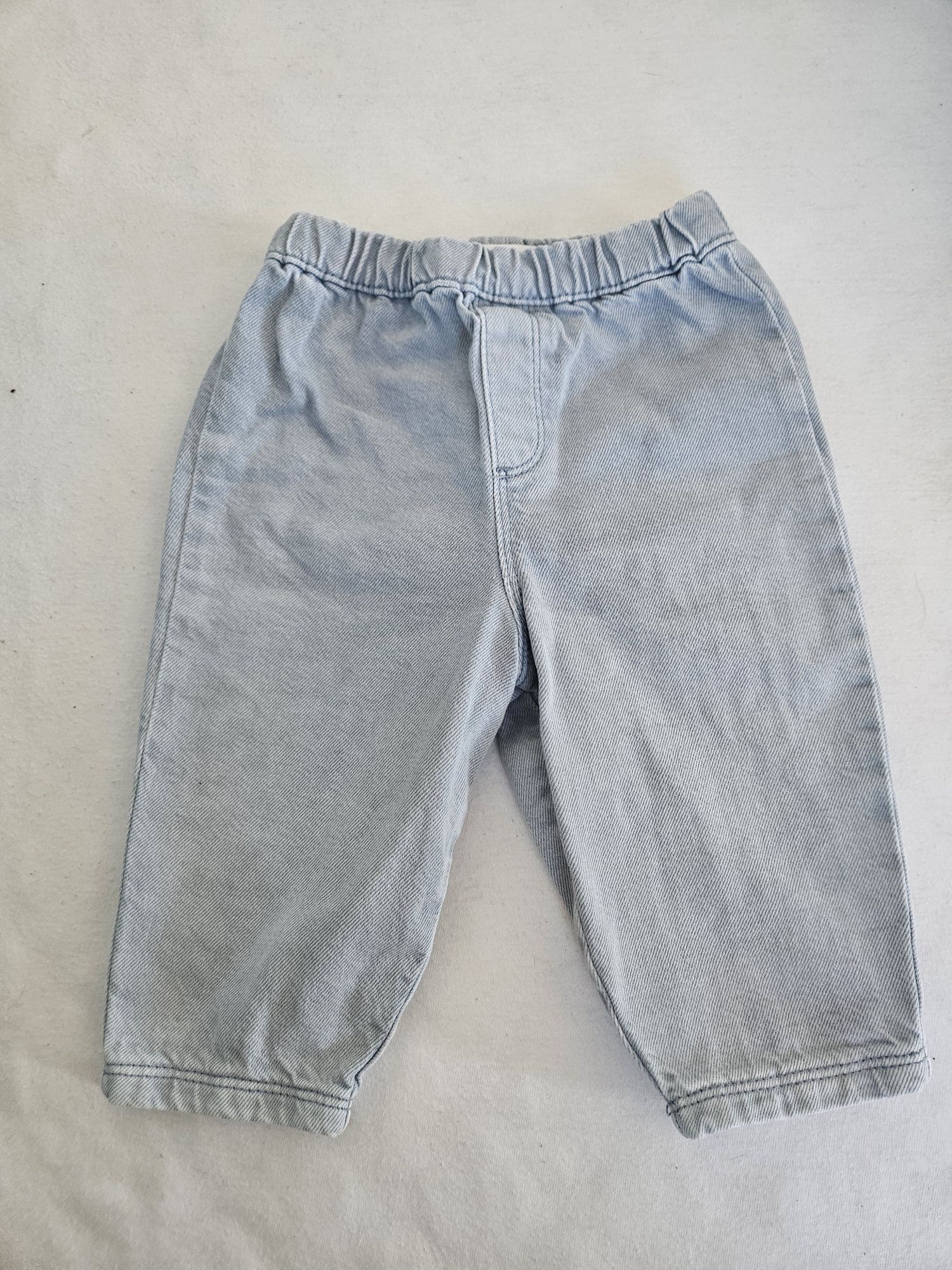 Дитячі джинси Zara 6-9 міс.

Стан дуже добрий. Нема затертостей, плям.