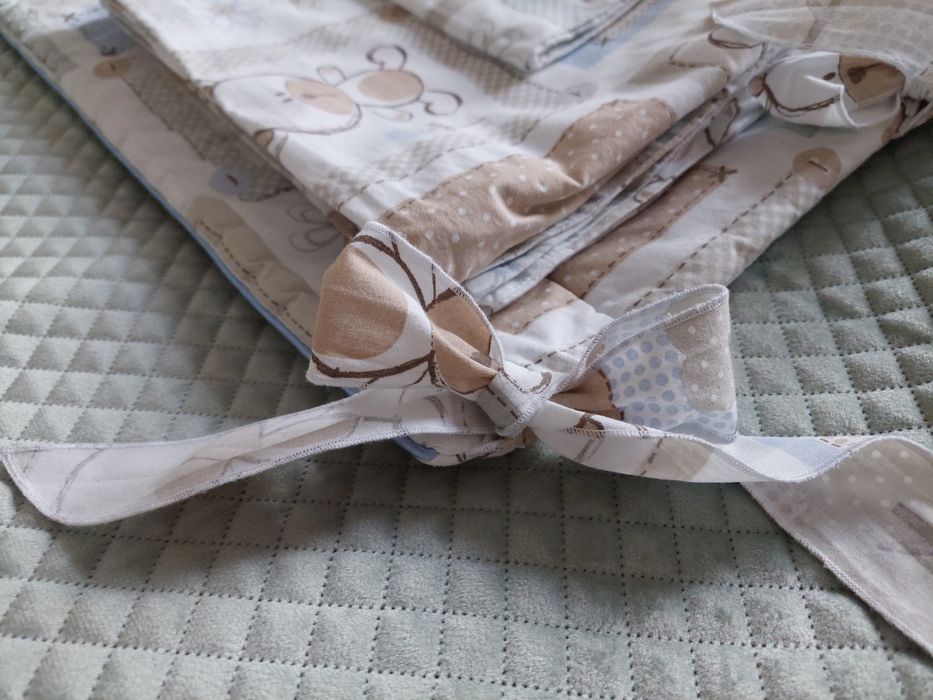 Ochraniacz do łóżeczka i dwa zestawy pościeli