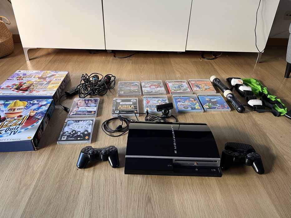 PS3 Excelente Estado c/ 2 comandos + Move Fitness, SingStar e Jogos