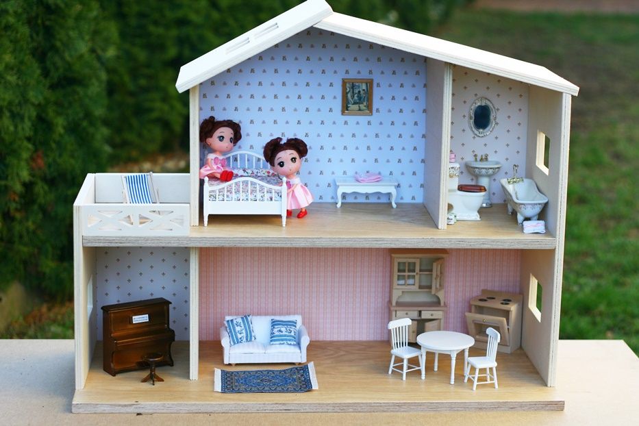 Drewniany domek dla lalek z ceramiczną łazienką i mebelkami