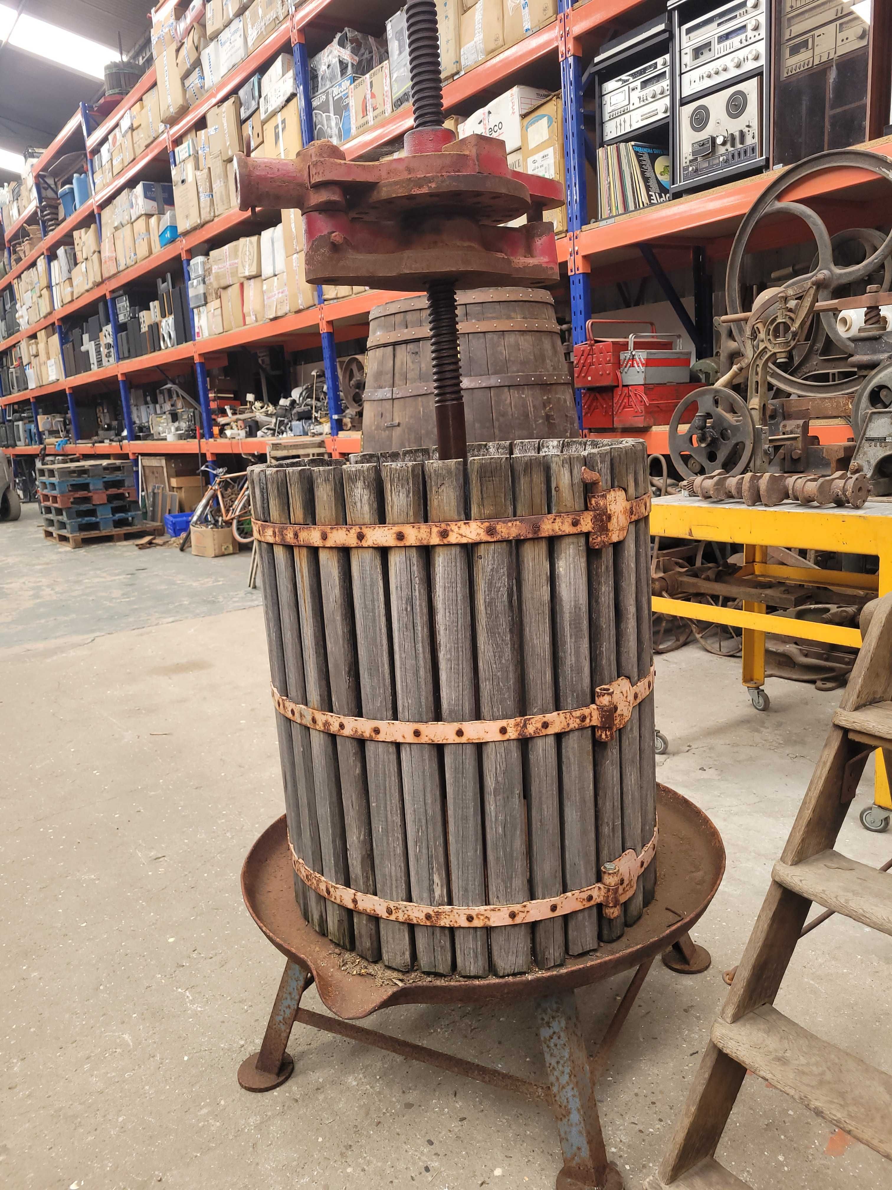 Emprensa base metalica para uvas