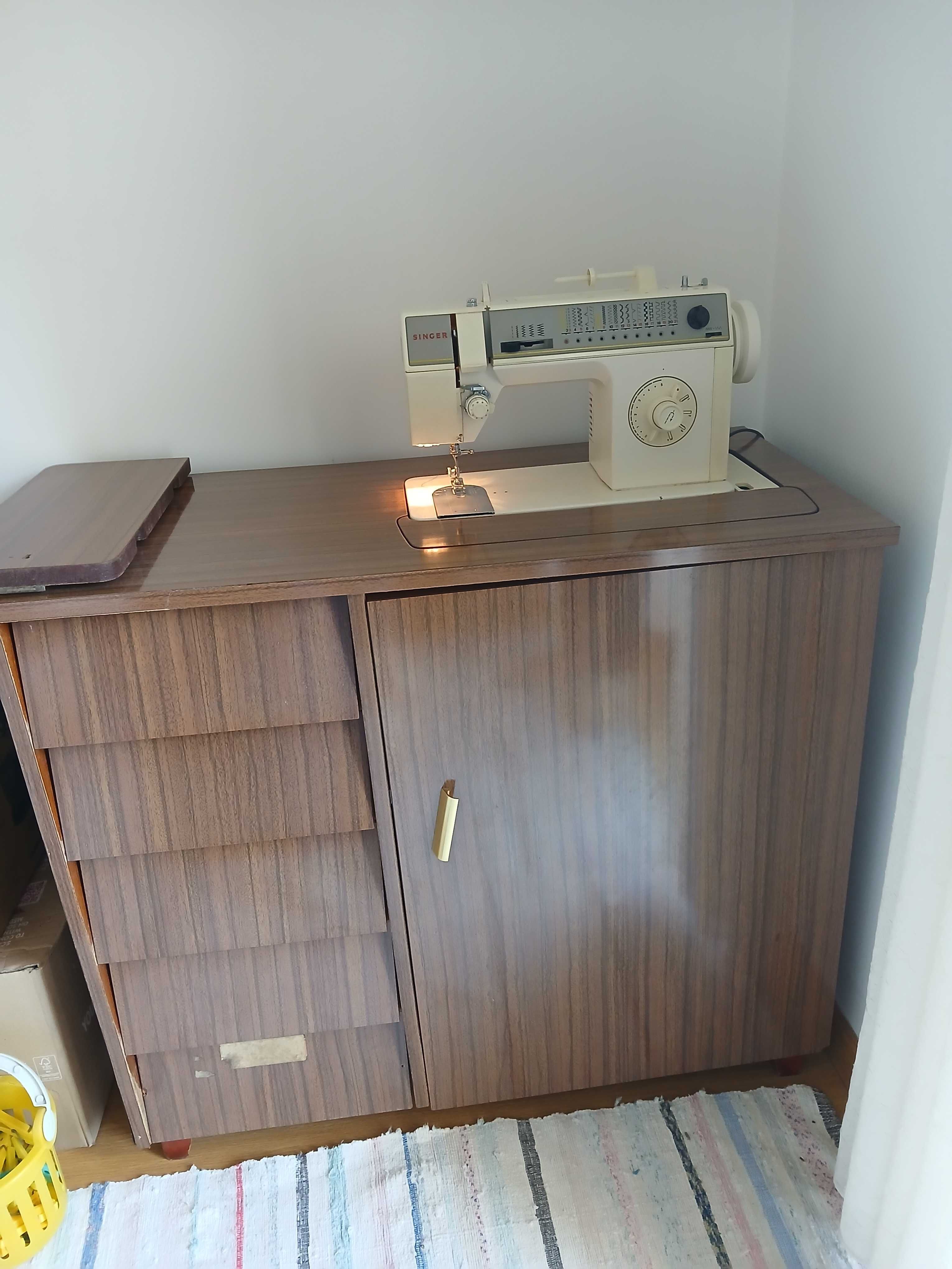 Máquina de costura Singer com móvel