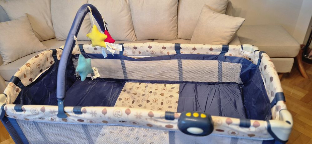 Łóżeczko turystyczne z moskitierą + materac + przewijak