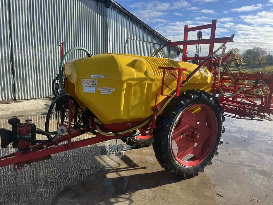 Opryskiwacz polowy ciągany