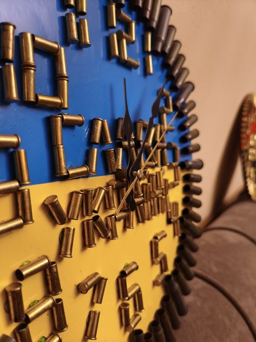 Патріотичний годинник з гільз