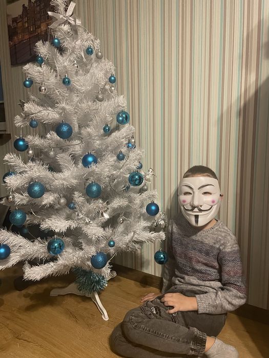 Ялинка штучна біла дуже гарна