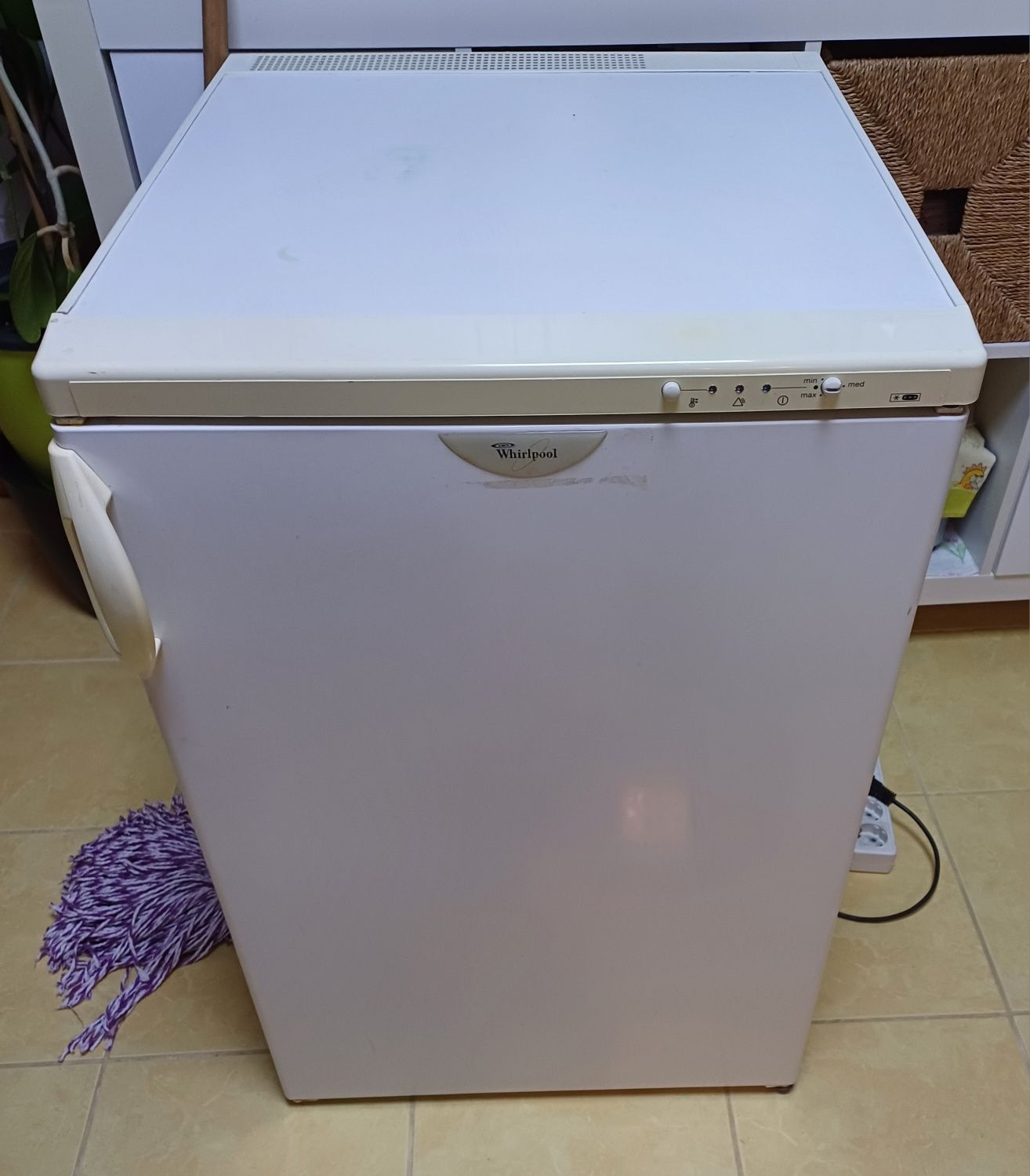 Arca frigorífico com gavetas.
