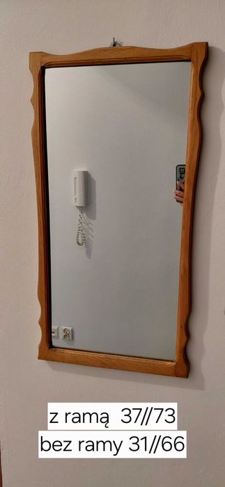 Lustro w drewnianej ramie