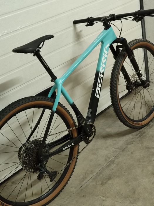 899€
Berria bravo carbon 29 
Tamanho M
Transmissão 1x12 x01
Travões Sh
