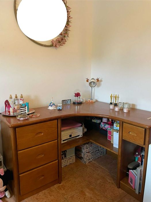 Cama de solteiro e secretária