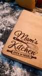 Ręcznie Grawerowaną Deskę Kuchenną – "Mom's Kitchen"