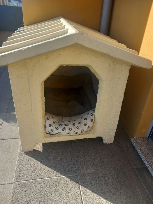 Casota de cão grande e robusta em cimento