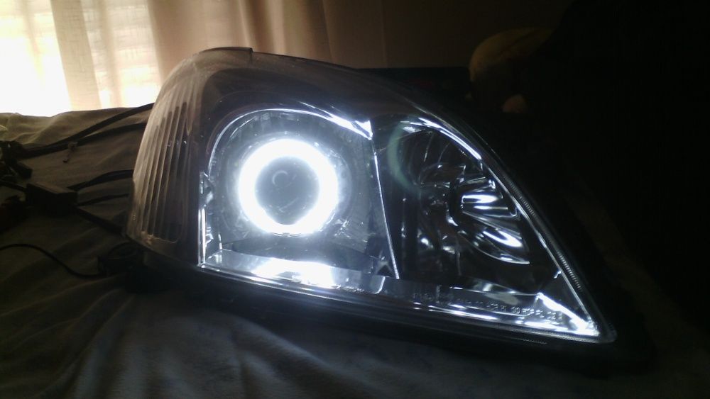 TOYOTA E12 - Farois Com Projector Olho de BOI