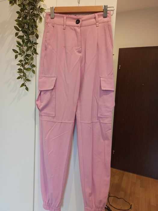 Spodnie różowe cargo BERSHKA, rozm. 32