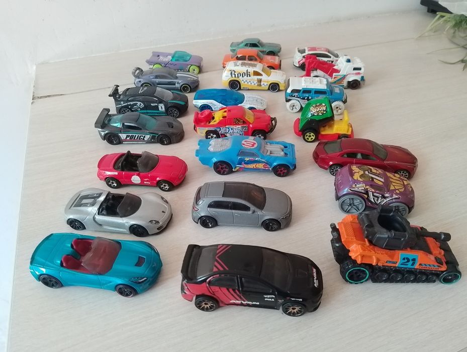 Продам  машинки. Хот вилс и Матч бокс .