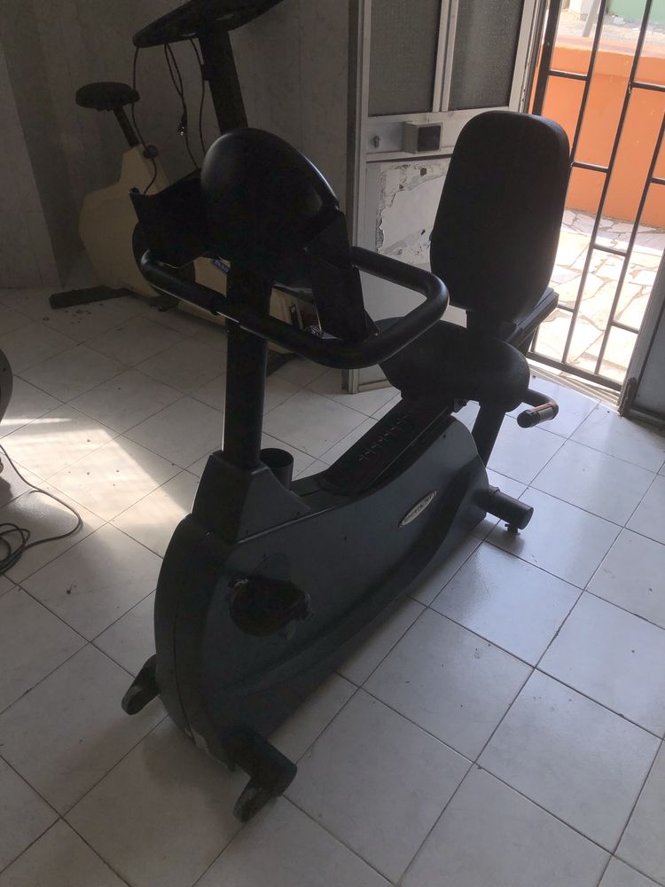 Bicicleta Estática SportsArt 5150R – Profissional e Autoalimentada