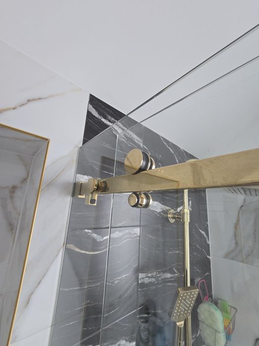 Parawan prysznicowy szklany elegancki ze złotym wykończeniem