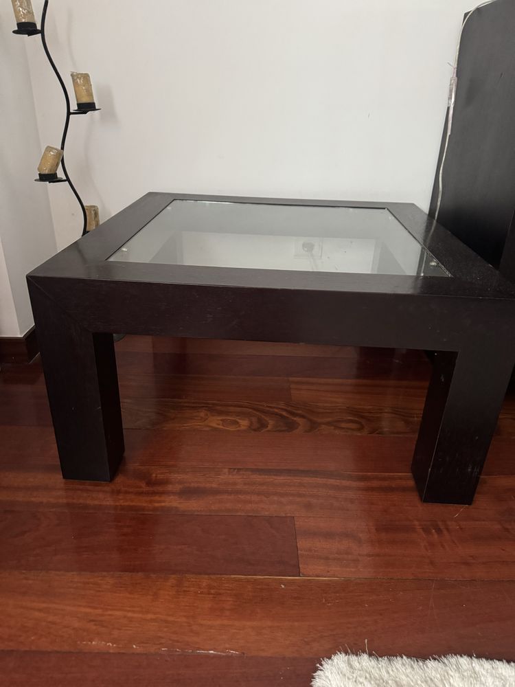 Mesa preta de madeira