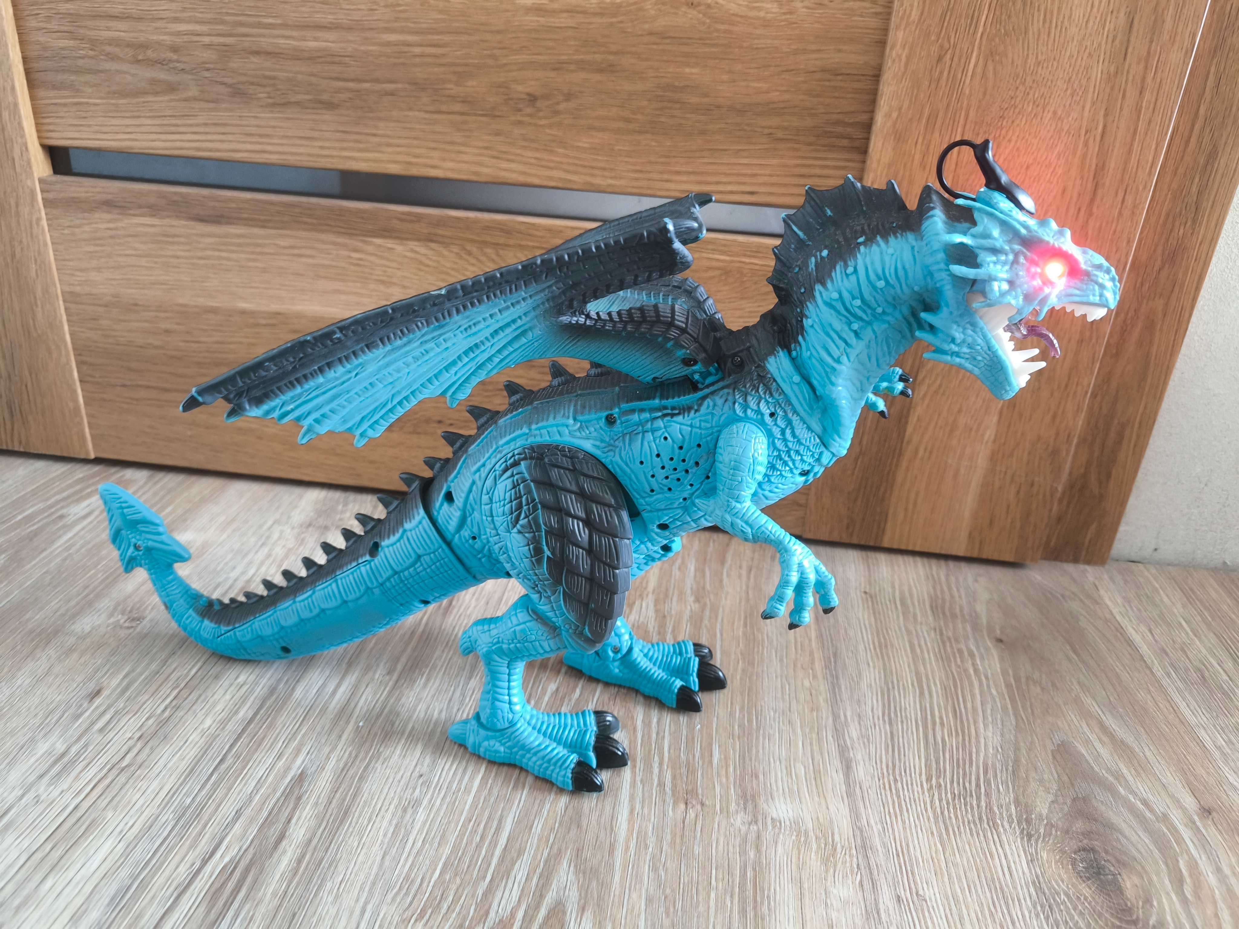 Dinozaur smok zdalnie sterowany zieje parą