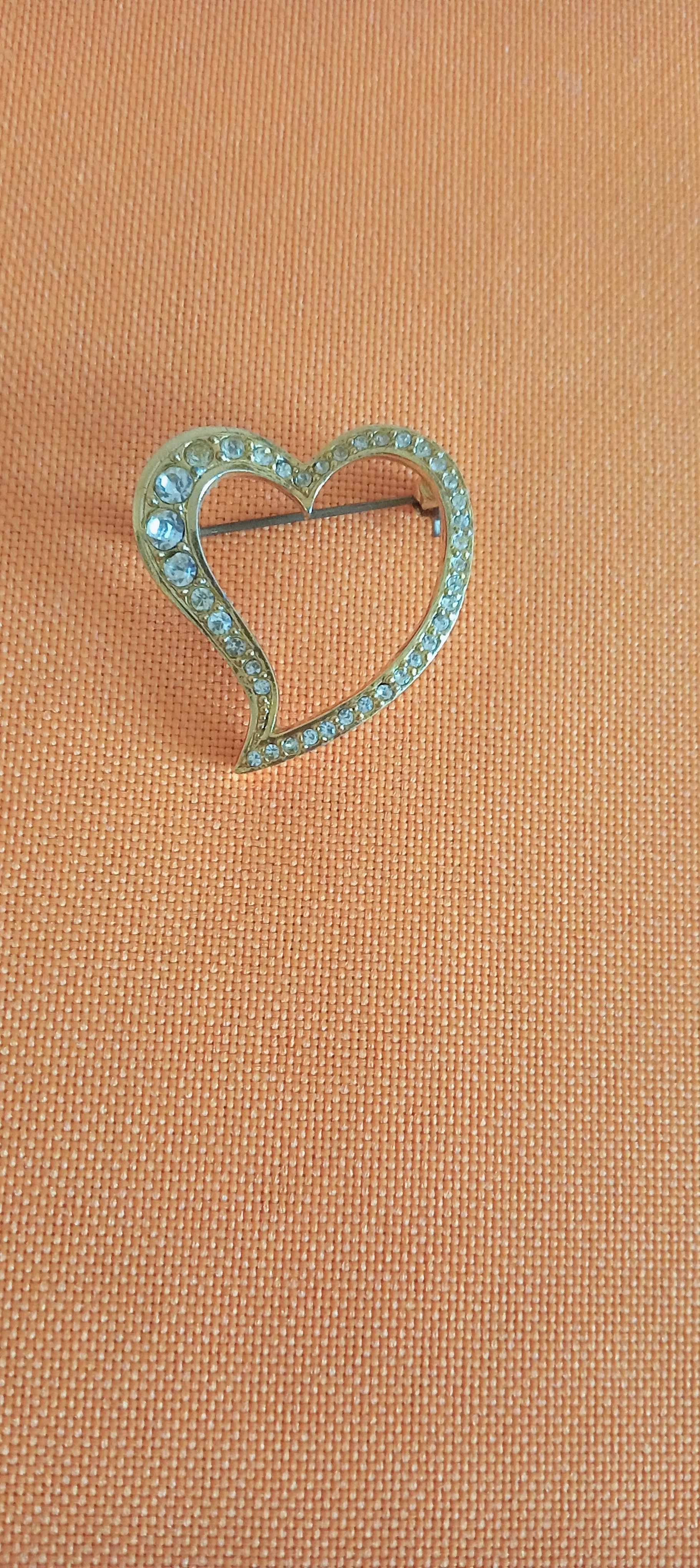 Broszka w kształcie serca z kryształami.