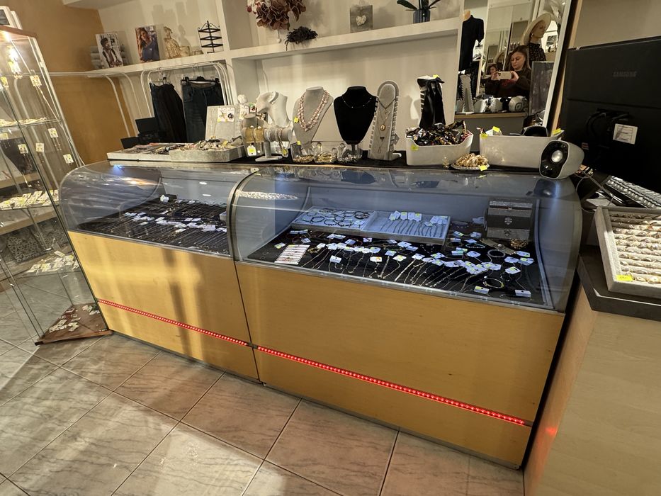 Lada sklepowa uzywana w dobrym stanie z wysuwana szuflada szkło łukowe