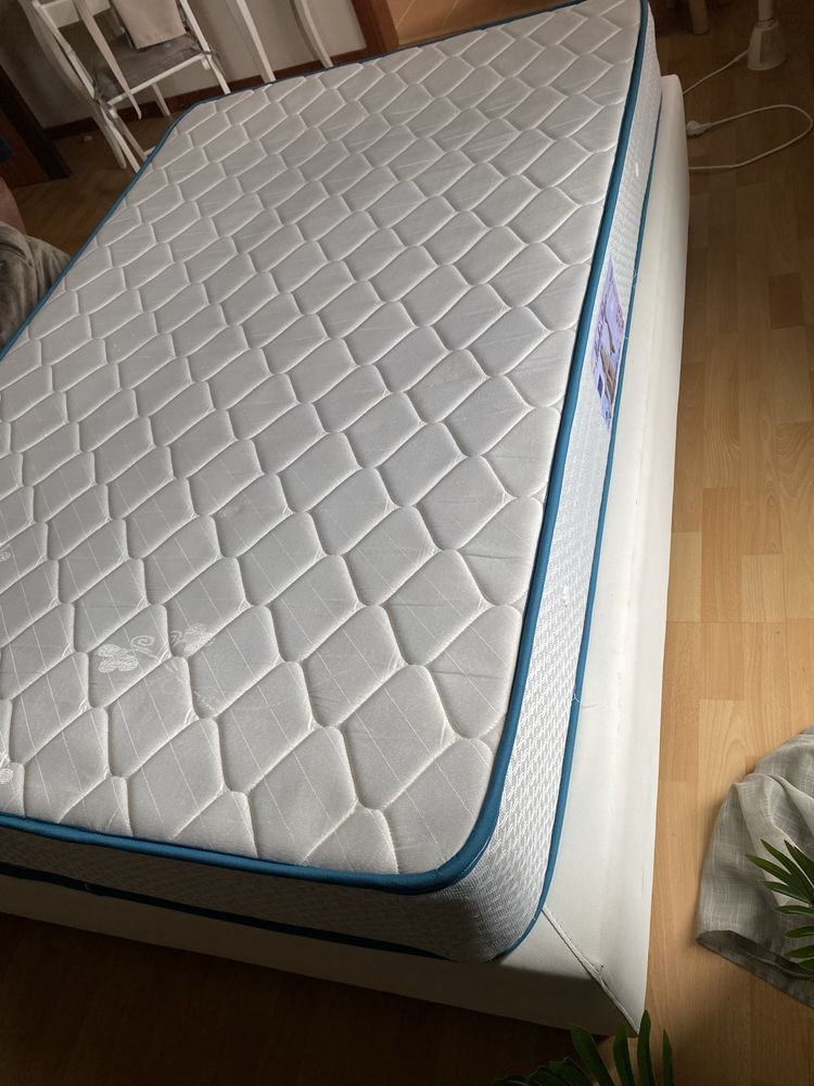 Sommier  branco 190*120 com colchao