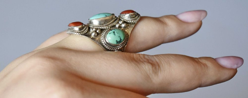 Masywny srebrny pierścionek z koralem i turkusem