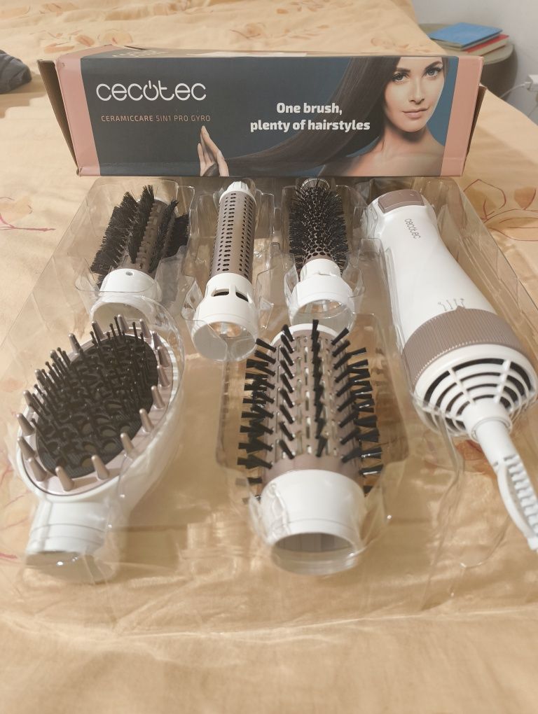 Vendo secador/modelador com vários acessórios. Esta como novo.