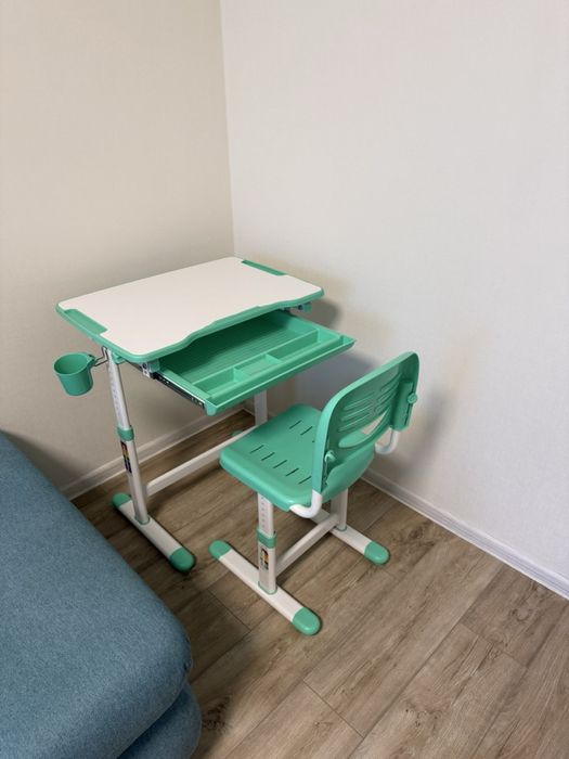 Стіл письмовий дитячий