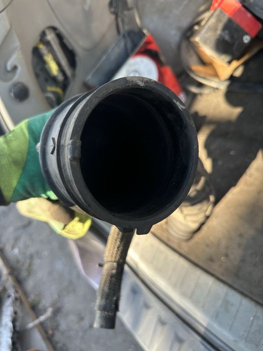 Патрубок воздушногг фильтра хюндай Santa fe 2