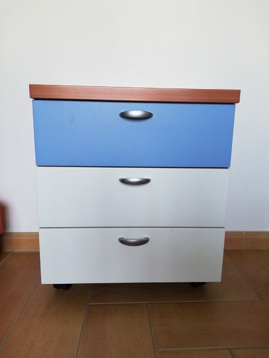 Cama Dupla c/ colchões e arrumação