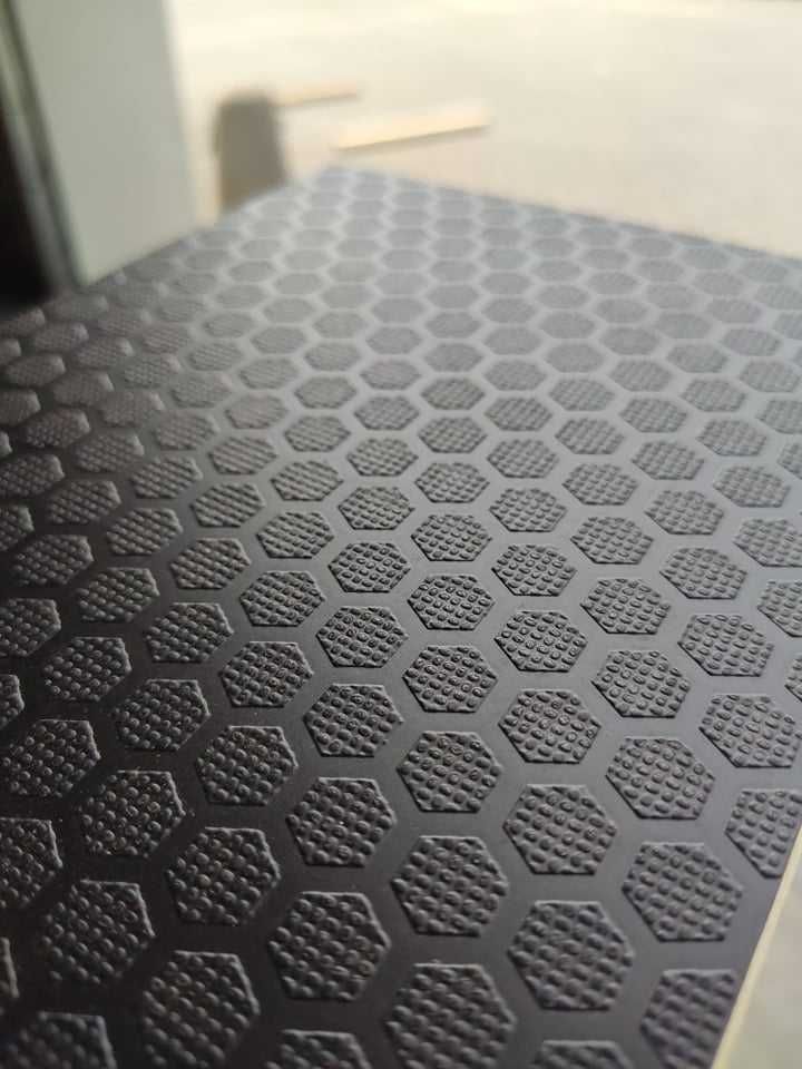 Sklejka płyta antypoślizgowa brzozowa 1250x2500x6,5mm HEXA Antypoślizg