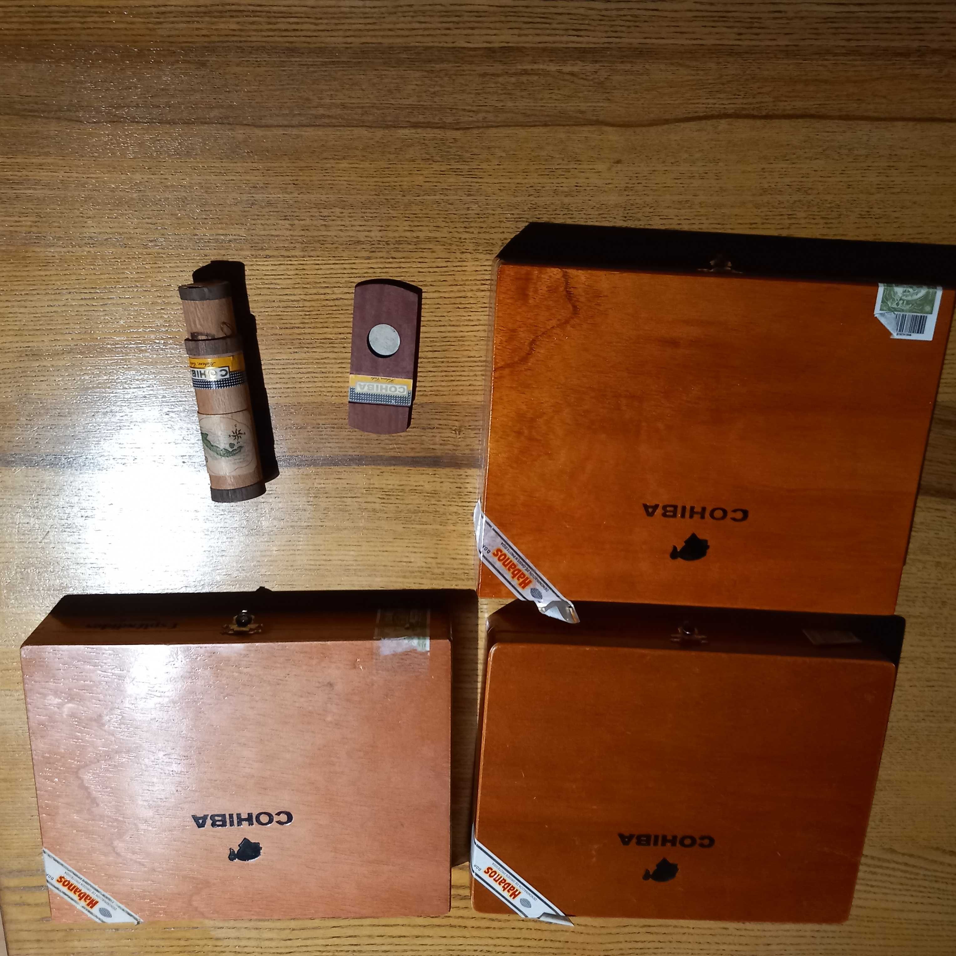 Trzy pudełka po cygarach Cohiba